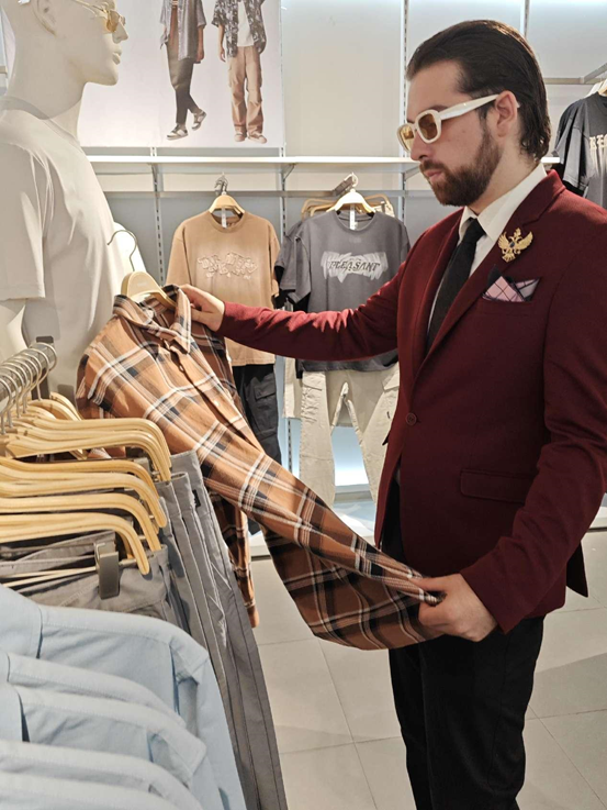 A Serbian fashion designer’s day with mobile payment in China
