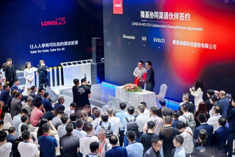 LONGi Unveils World’s First 700W HIBC Solar Module at SNEC 2025, Ushering in the “25%+ Era”